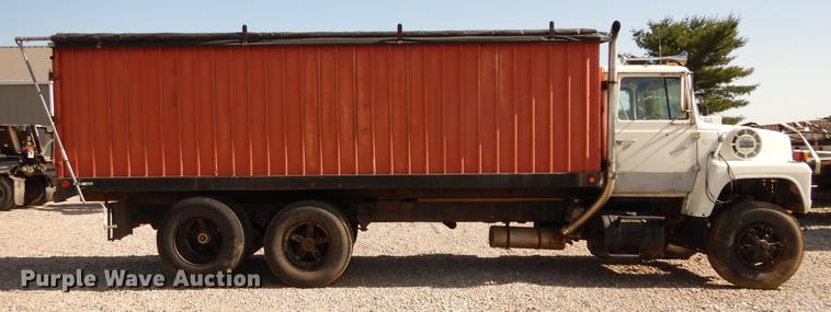 image for item DC8694 1982 Ford LN8000 grain truck