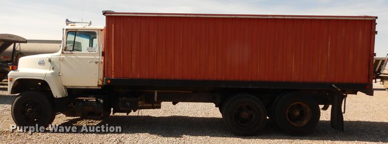 image for item DC8694 1982 Ford LN8000 grain truck