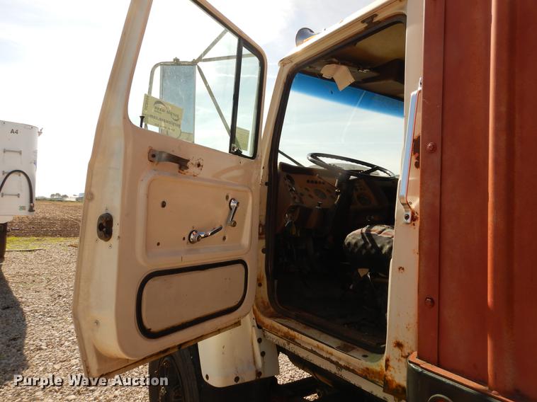 image for item DC8694 1982 Ford LN8000 grain truck
