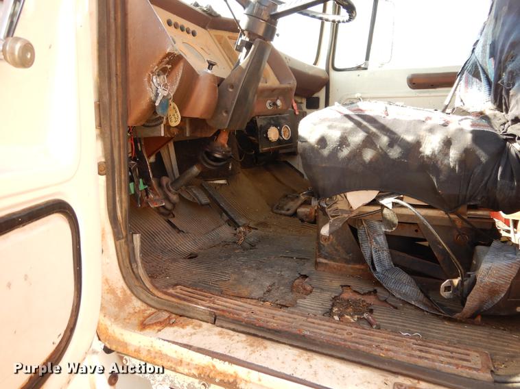 image for item DC8694 1982 Ford LN8000 grain truck