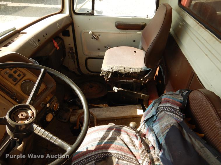 image for item DC8694 1982 Ford LN8000 grain truck