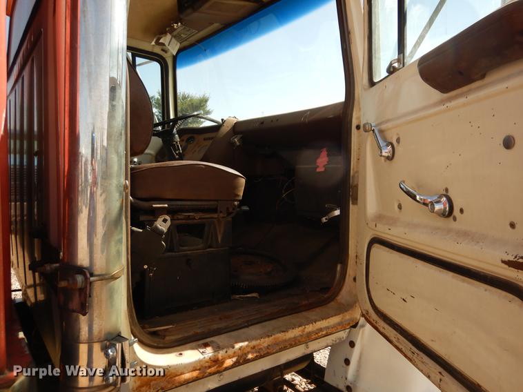 image for item DC8694 1982 Ford LN8000 grain truck