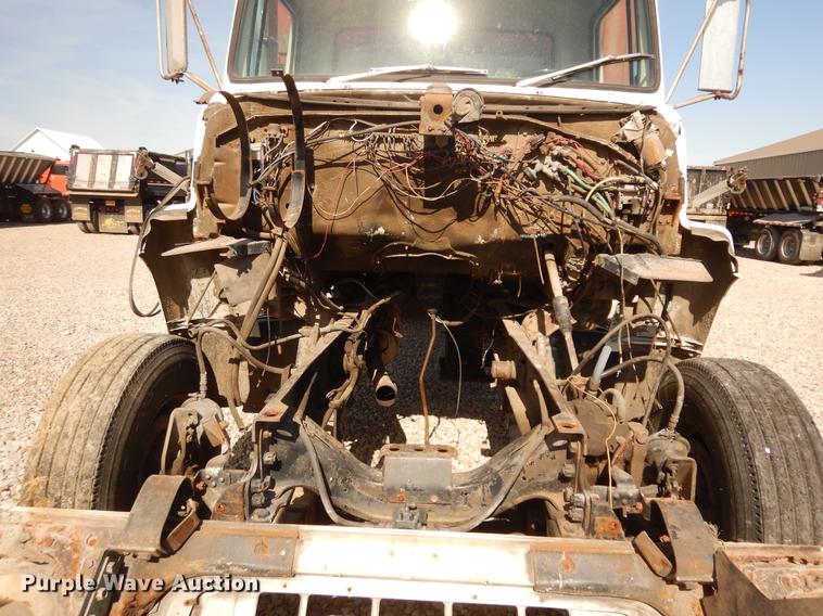 image for item DC8694 1982 Ford LN8000 grain truck