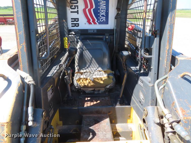 image for item DD6169 2002 New Holland LS180 skid steer