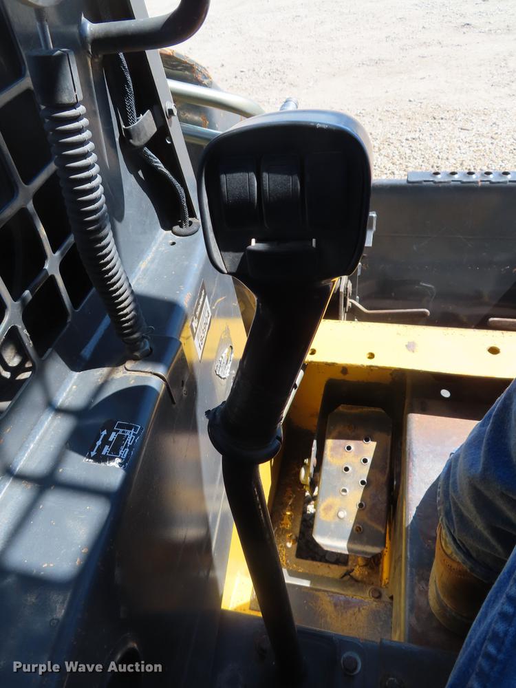 image for item DD6169 2002 New Holland LS180 skid steer