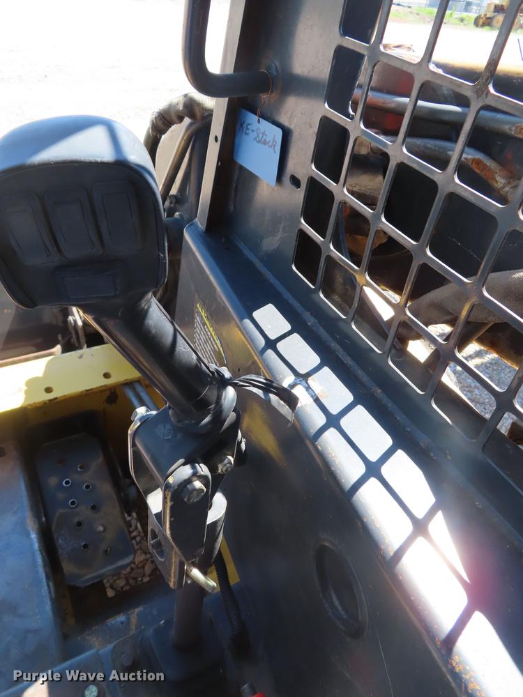 image for item DD6169 2002 New Holland LS180 skid steer