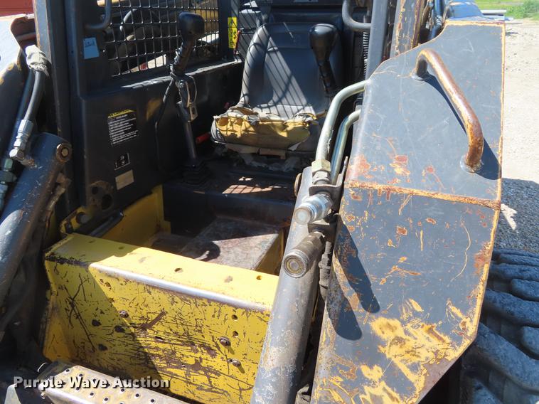 image for item DD6169 2002 New Holland LS180 skid steer