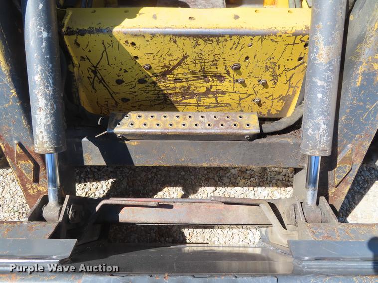 image for item DD6169 2002 New Holland LS180 skid steer