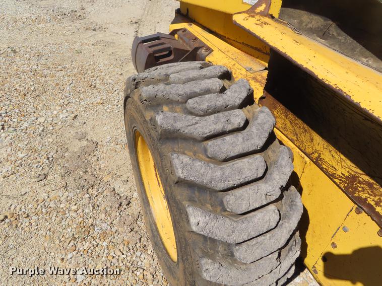 image for item DD6169 2002 New Holland LS180 skid steer