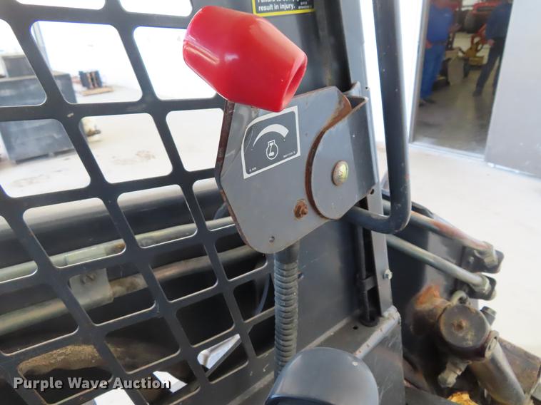 image for item DD6170 2005 New Holland LS185B skid steer