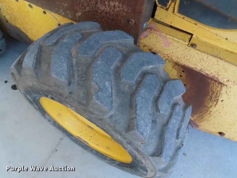 image for item DD6170 2005 New Holland LS185B skid steer