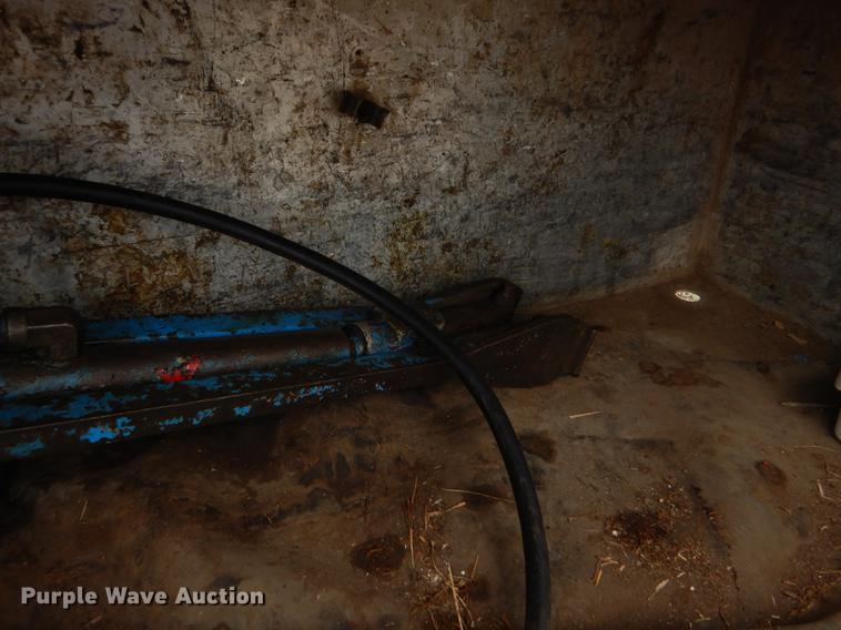 image for item DE1278 1997 Ford F450 Super Duty service truck with crane