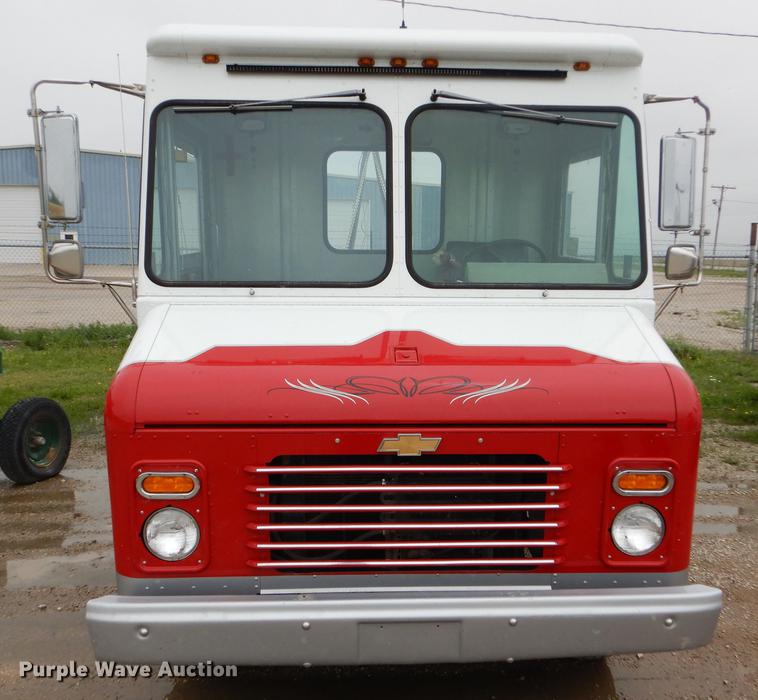 image for item DE1279 1984 Chevrolet P30 Grumman Olson tow truck