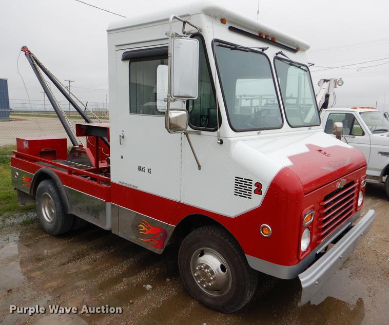 image for item DE1279 1984 Chevrolet P30 Grumman Olson tow truck