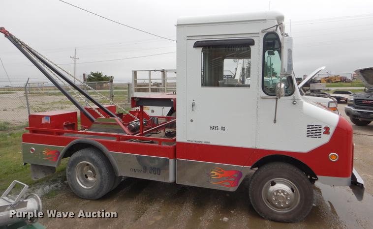 image for item DE1279 1984 Chevrolet P30 Grumman Olson tow truck
