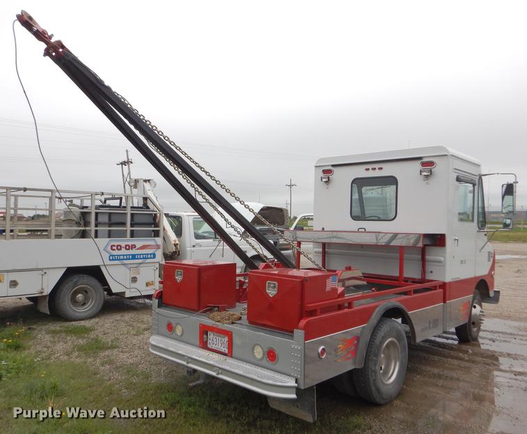 image for item DE1279 1984 Chevrolet P30 Grumman Olson tow truck