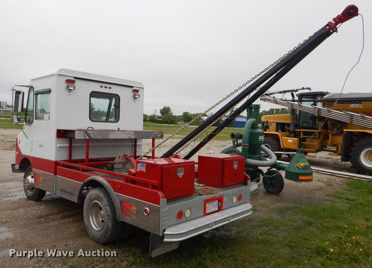 image for item DE1279 1984 Chevrolet P30 Grumman Olson tow truck