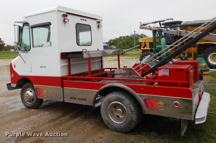 image for item DE1279 1984 Chevrolet P30 Grumman Olson tow truck