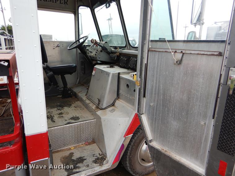 image for item DE1279 1984 Chevrolet P30 Grumman Olson tow truck