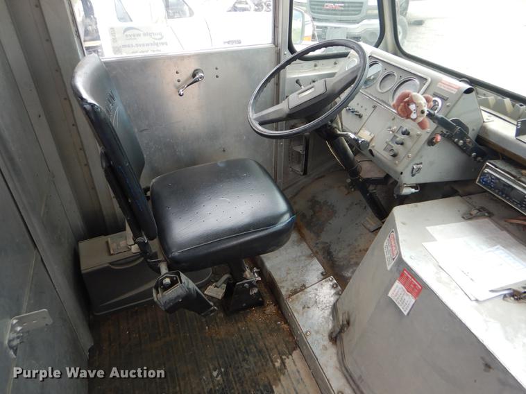 image for item DE1279 1984 Chevrolet P30 Grumman Olson tow truck