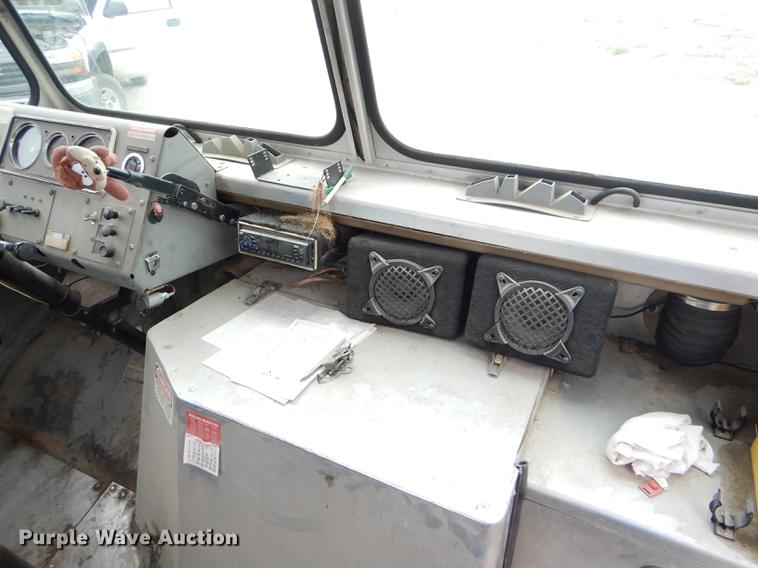 image for item DE1279 1984 Chevrolet P30 Grumman Olson tow truck