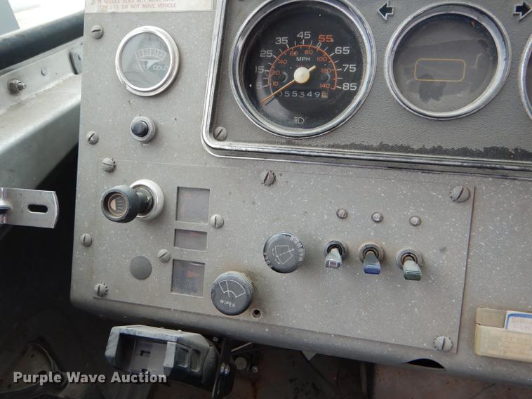 image for item DE1279 1984 Chevrolet P30 Grumman Olson tow truck