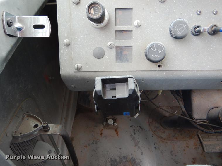 image for item DE1279 1984 Chevrolet P30 Grumman Olson tow truck