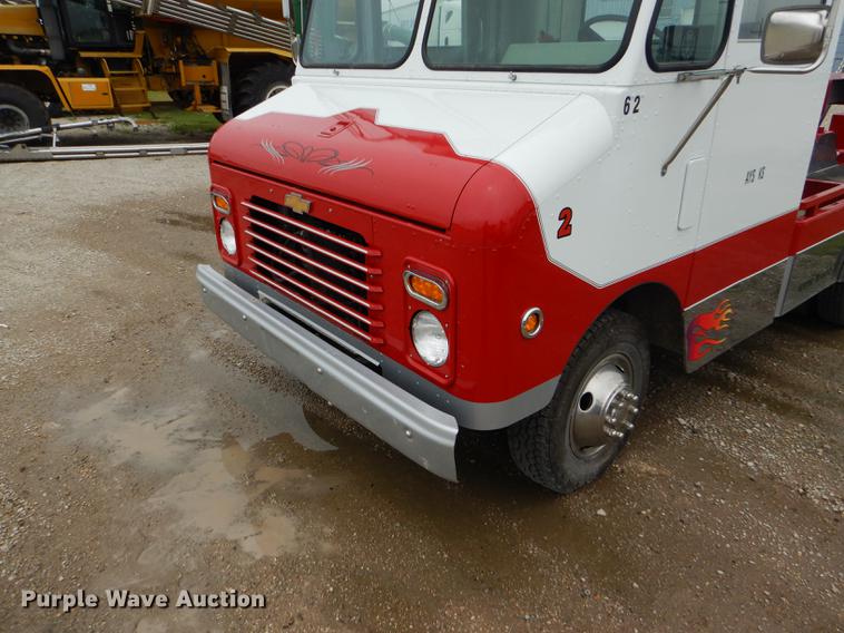 image for item DE1279 1984 Chevrolet P30 Grumman Olson tow truck