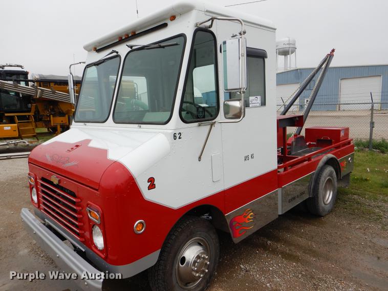 image for item DE1279 1984 Chevrolet P30 Grumman Olson tow truck