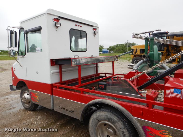 image for item DE1279 1984 Chevrolet P30 Grumman Olson tow truck
