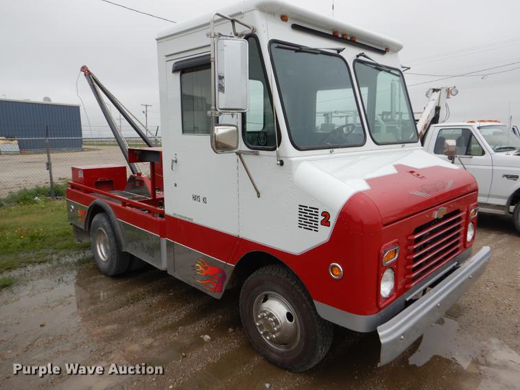 image for item DE1279 1984 Chevrolet P30 Grumman Olson tow truck