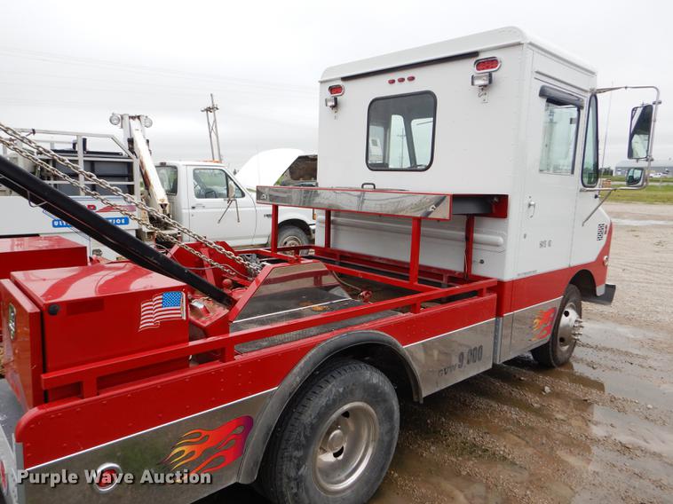 image for item DE1279 1984 Chevrolet P30 Grumman Olson tow truck