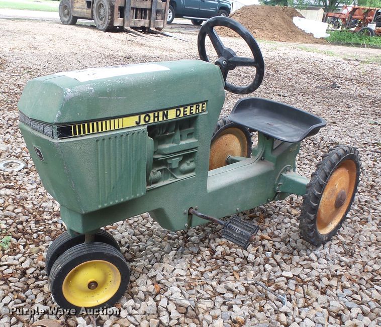 image for item DE7828 Ertle John Deere pedal tractor