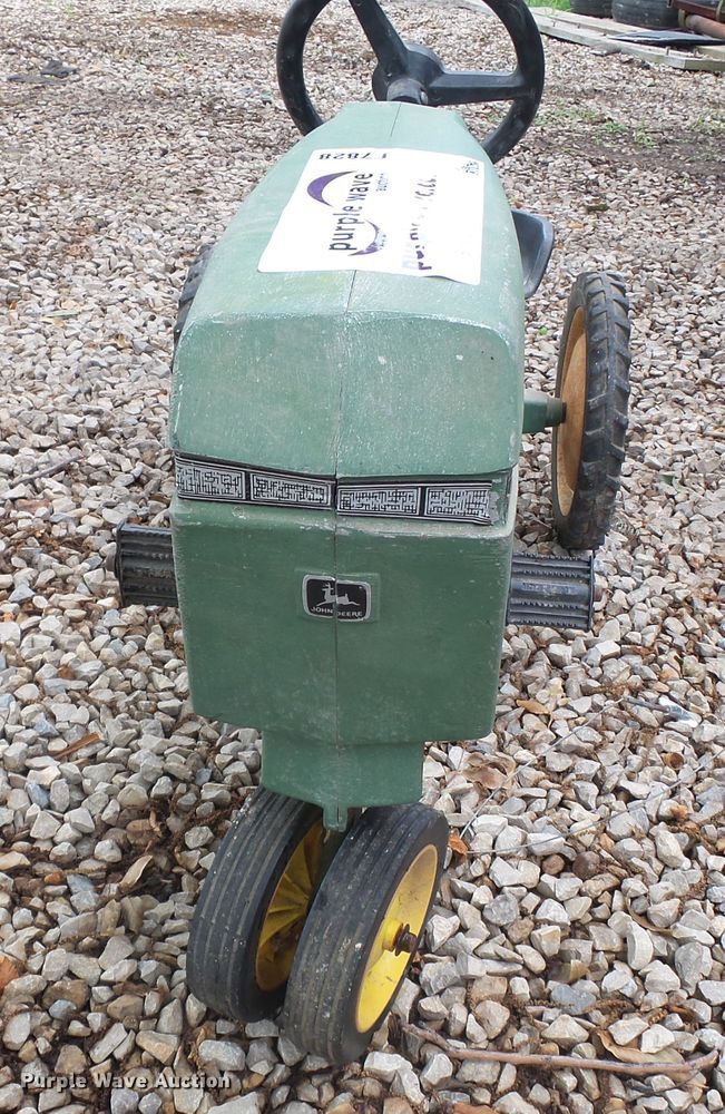 image for item DE7828 Ertle John Deere pedal tractor