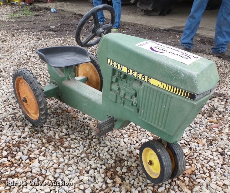 image for item DE7828 Ertle John Deere pedal tractor