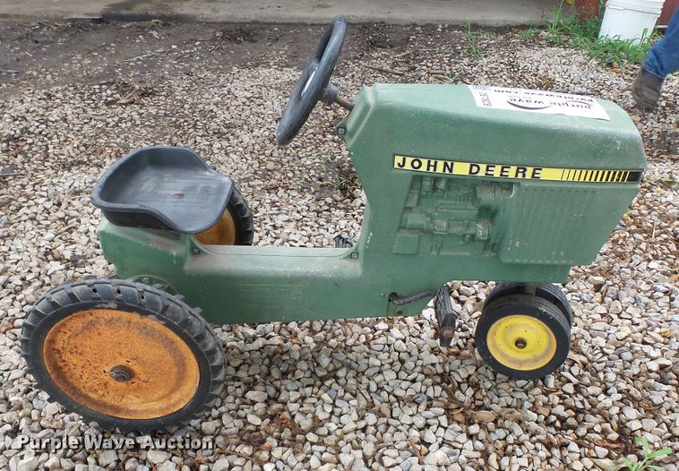 image for item DE7828 Ertle John Deere pedal tractor