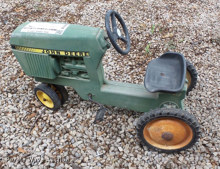 image for item DE7828 Ertle John Deere pedal tractor
