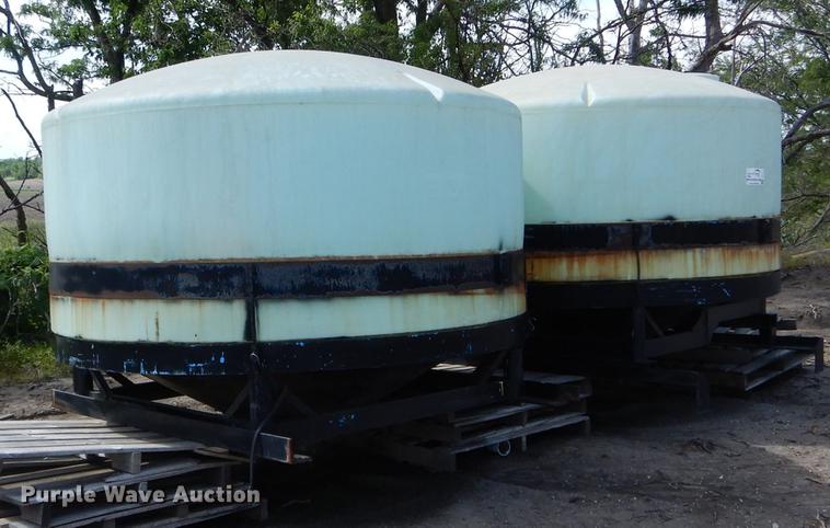 image for item DE8454 (2) poly tanks