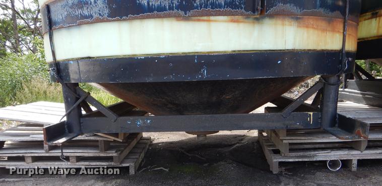 image for item DE8454 (2) poly tanks