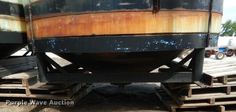 image for item DE8454 (2) poly tanks