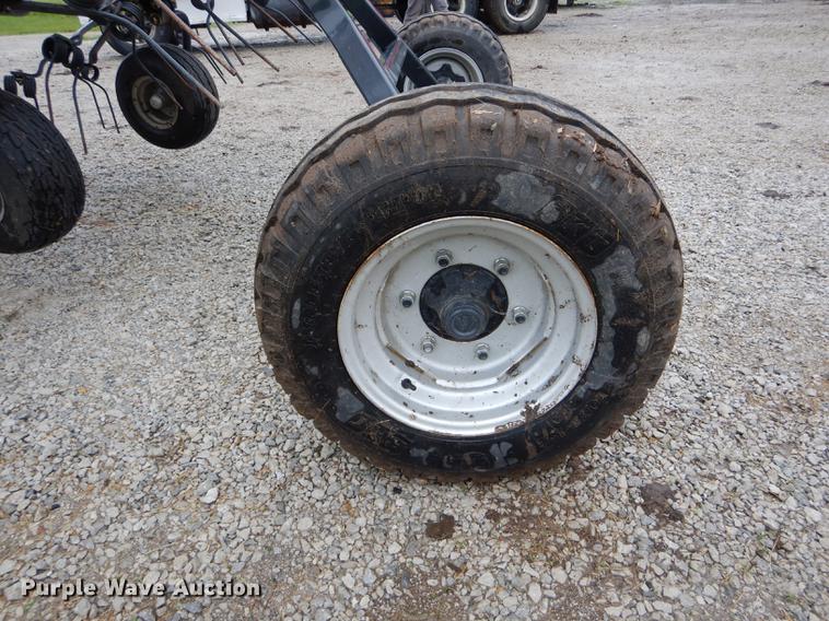 image for item DE8481 2015 Kubota TE6576CD six basket tedder