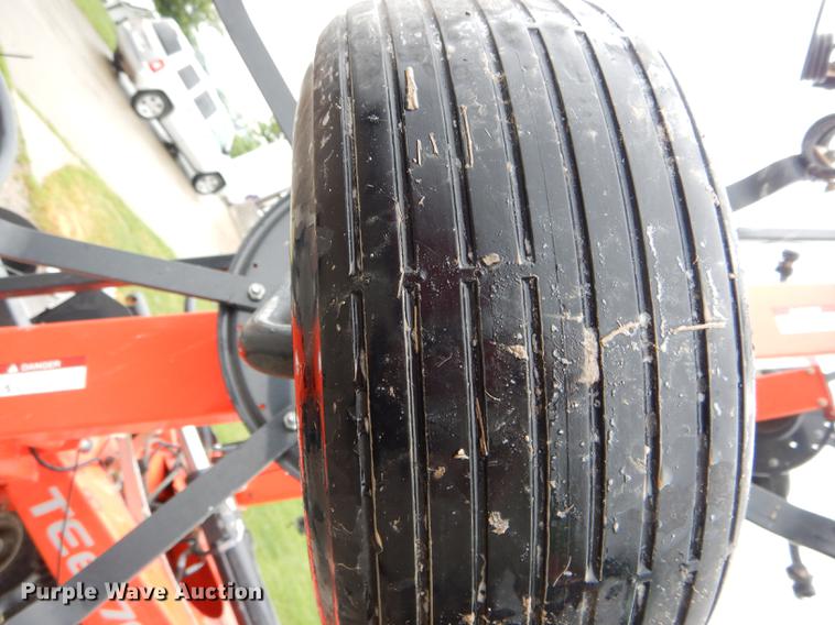 image for item DE8481 2015 Kubota TE6576CD six basket tedder