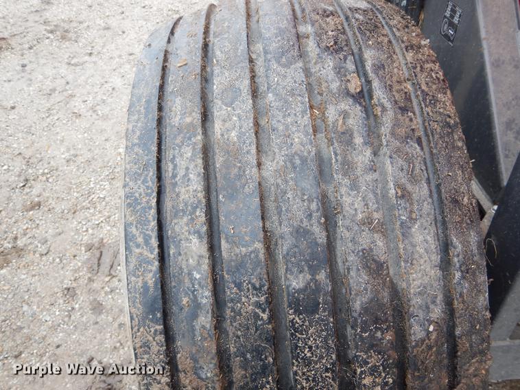 image for item DE8487 2017 Massey Ferguson 2956A round baler