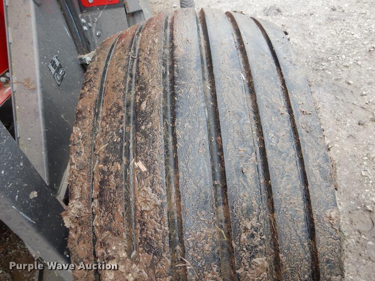 image for item DE8487 2017 Massey Ferguson 2956A round baler