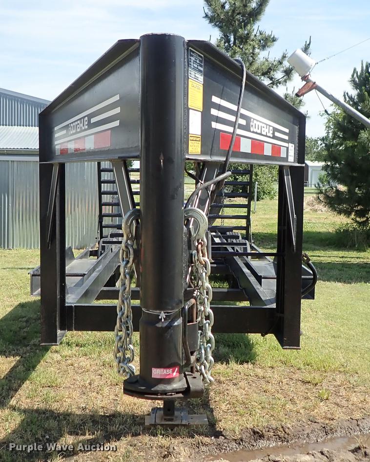 image for item DF1224 2003 Donahue EXG-160 swather trailer