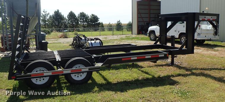 image for item DF1224 2003 Donahue EXG-160 swather trailer
