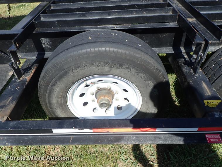 image for item DF1224 2003 Donahue EXG-160 swather trailer