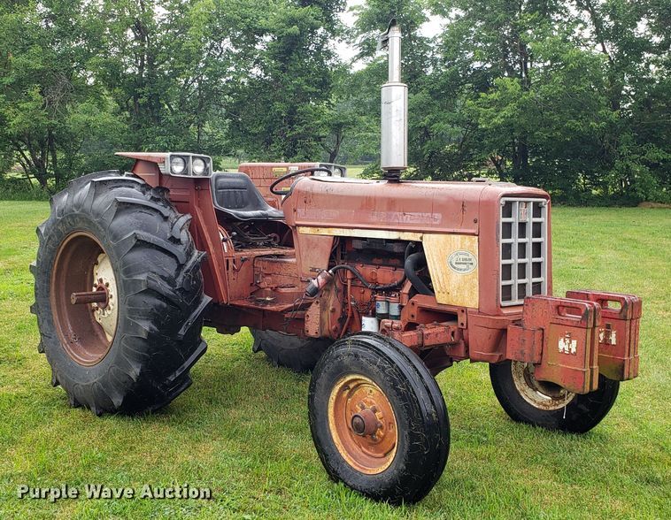 image for item DF3499 International 674 tractor