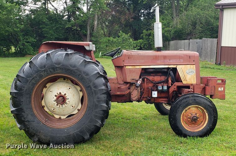 image for item DF3499 International 674 tractor