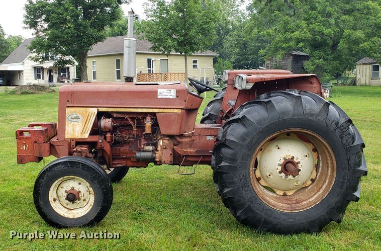 image for item DF3499 International 674 tractor
